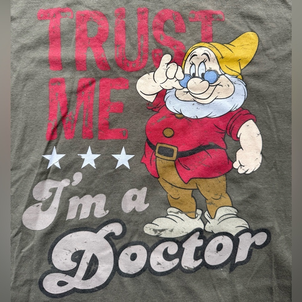 Disney Parks Doc Trust Me I’m a Doctor Snow White Dwarf T Shirt Men’s XL